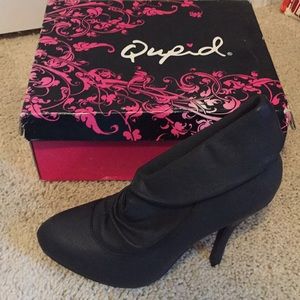 Black stiletto heels with foot ruching detail